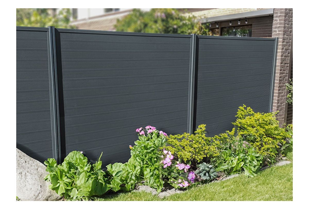 Zwarte profielen als tuinschutting