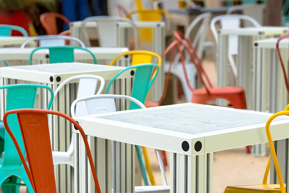 Kleurrijke stoelen met beton-look tafels